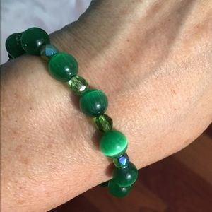 GORGEOUS GREEN CATS EYE BEADED STRETCH BRACELET!